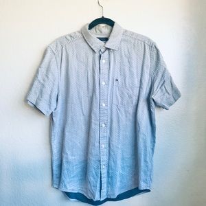 Men’s classic fit casual shirt.